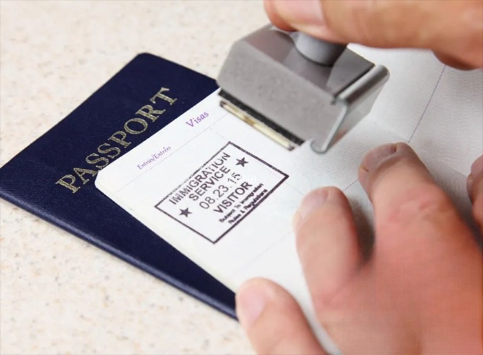 白本护照容易被拒签