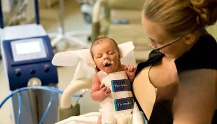 亨廷顿纪念医院会教新手妈妈给宝宝拍嗝