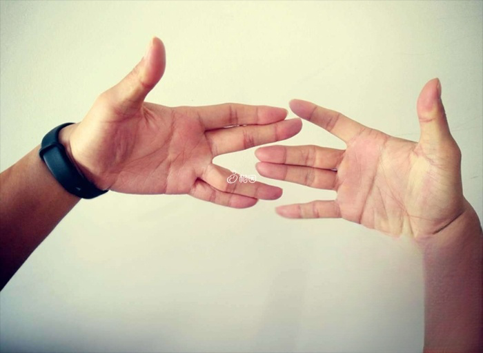泰国人认为人的右手清洁而左手不洁