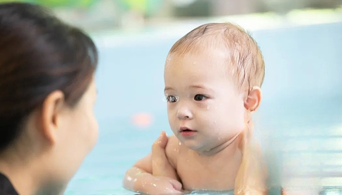 家长可陪孩子学习水中闭气