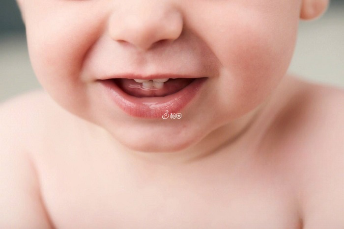 奶嘴对宝宝牙齿的危害比鸭嘴大
