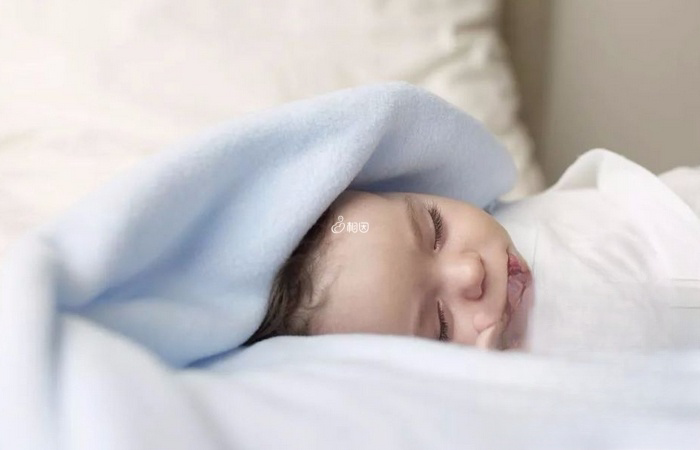 更好的睡眠环境有助于孩子睡觉安稳
