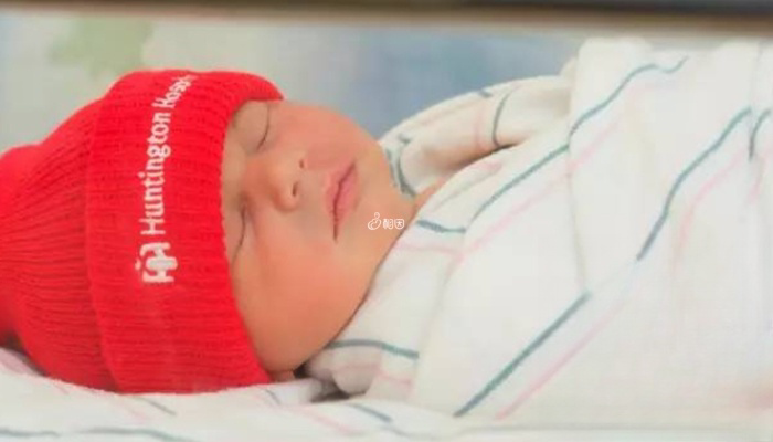 亨廷顿纪念医院生的宝宝都有红色绒线帽