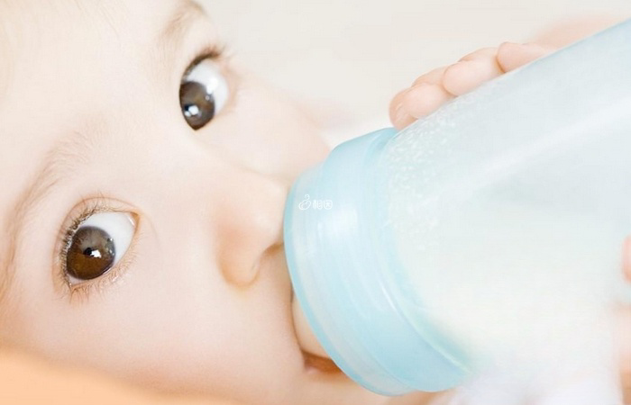 新生儿吃奶过量会出现溢奶的情况