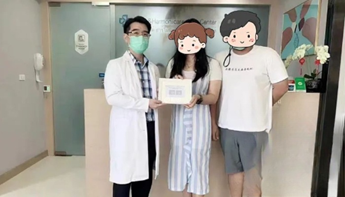 成功怀孕的泰国夫妇与查雅思博士合照