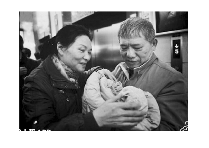 吴木香夫妇抱着刚出生的女儿