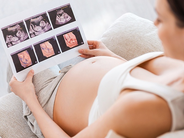 怀孕初期的女性会出现停经着床出血等症状