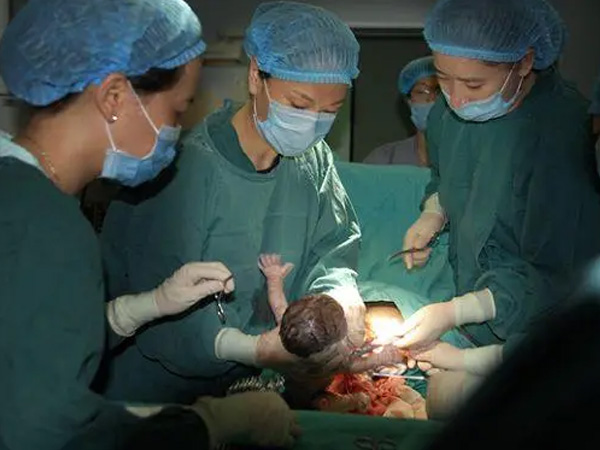 剖宫产手术比顺产危险