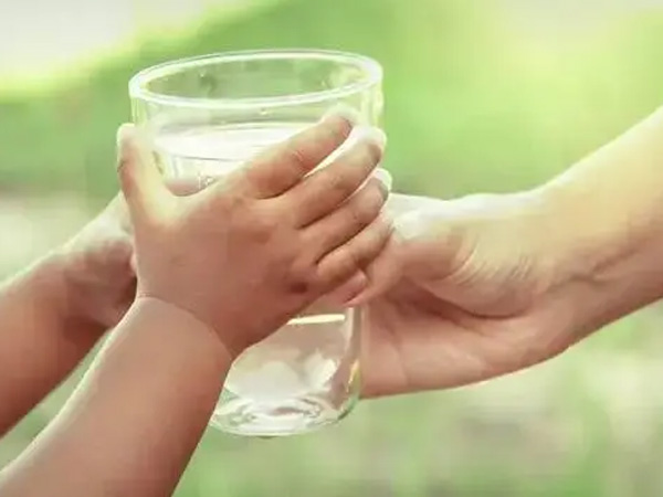 孩子发烧时要多喝水